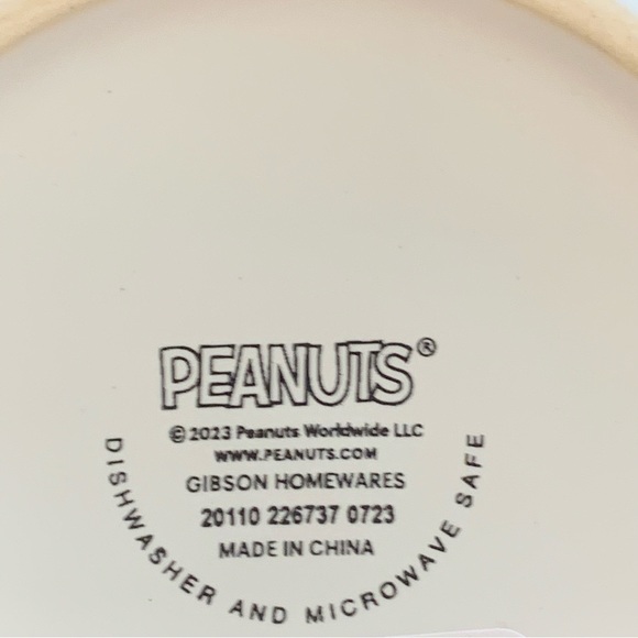 Peanuts Snoopy with Christmas Gifts and Snowflakes Ceramic Christmas Mug - Picture 7 of 7